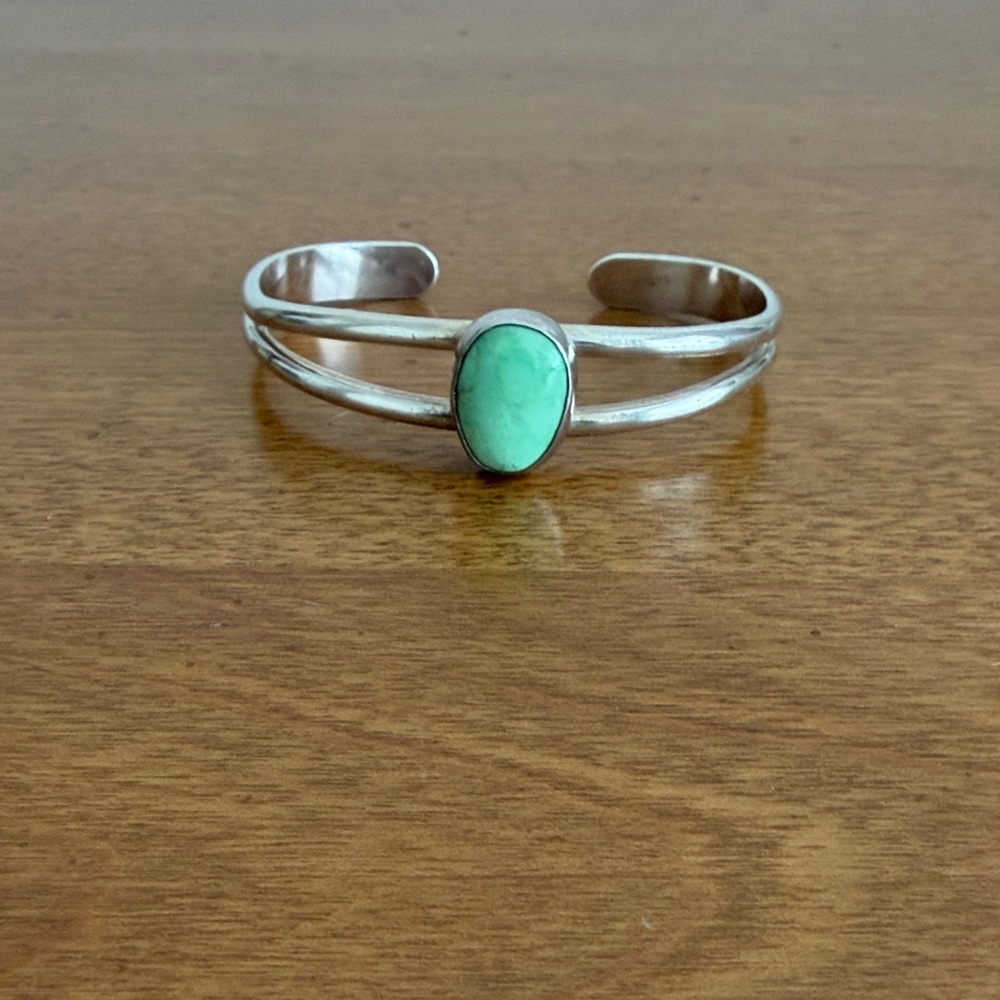 Elegant Silver Bracelet with Turquoise Stone